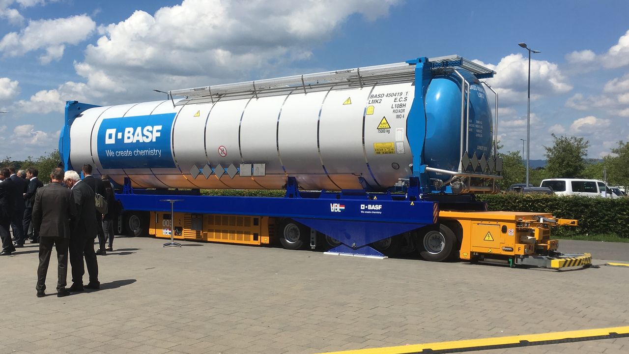 Automated Guided Vehicle (AGV) zum Transport von Tankcontainern